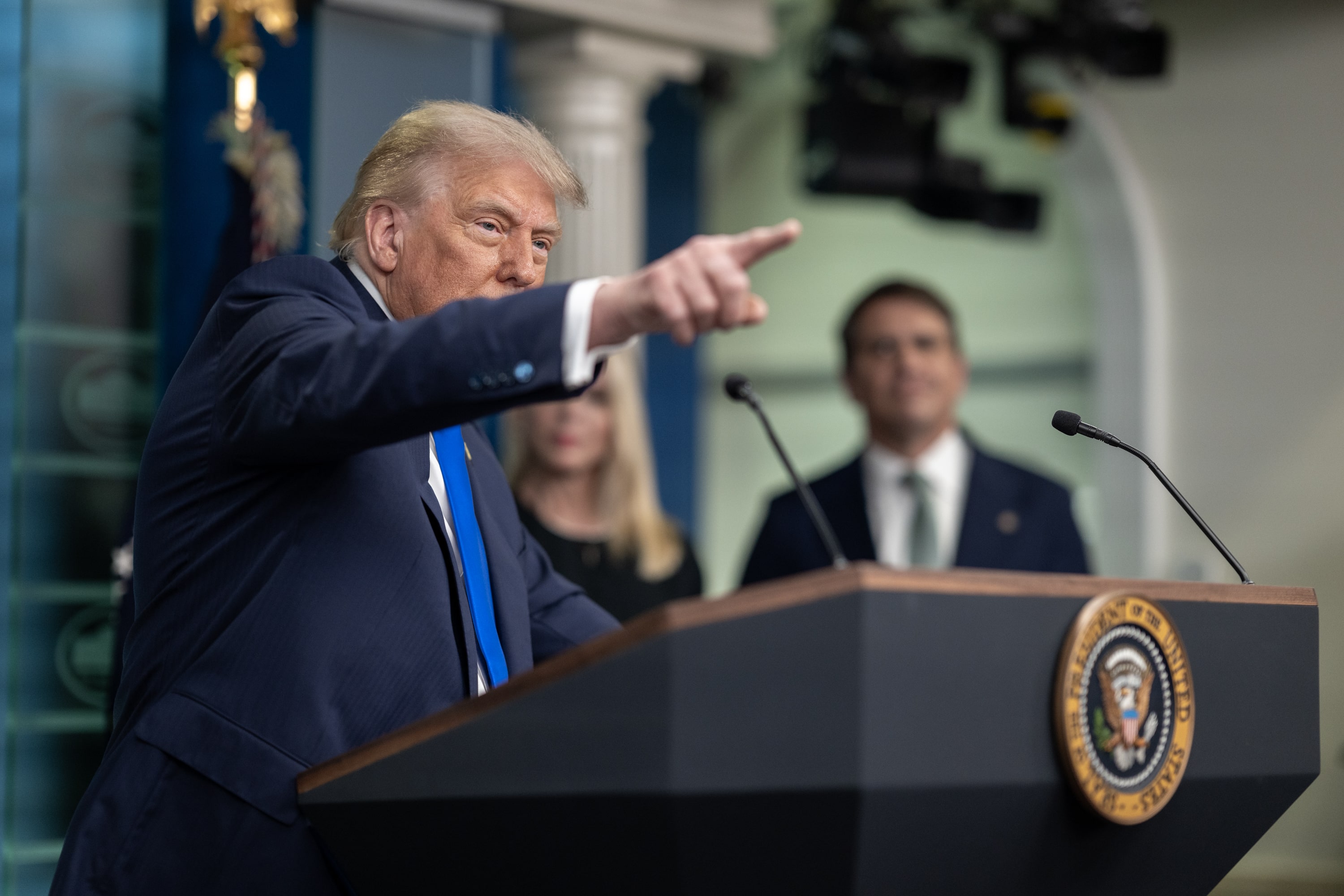 Razjarjen Trump: "Glede na njihovo neprimerno ravnanje SO VSA TRGOVINSKA POGAJANJA S KANADO KONČANA"