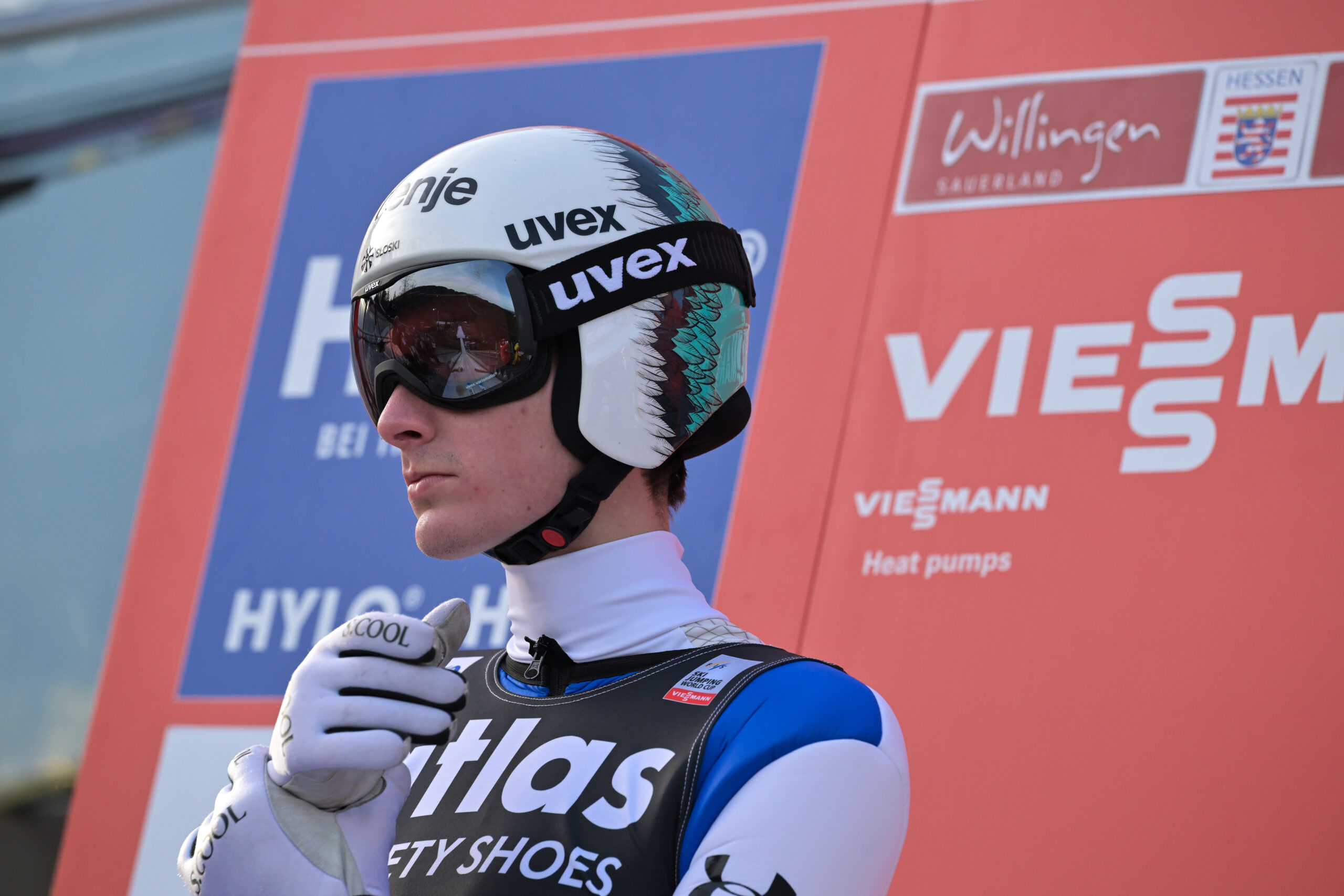 Izjemen Domen Prevc pokoril konkurenco v Engelbergu in 'skočil' na prvo mesto