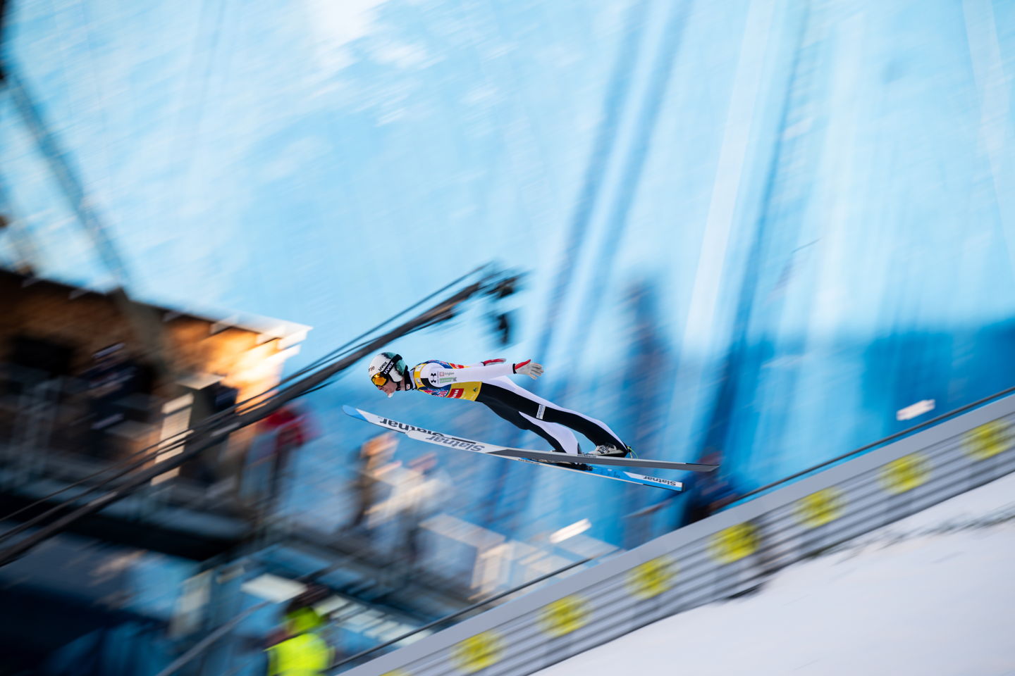 Izjemna napoved: Domen Prevc skočil 240,5 m