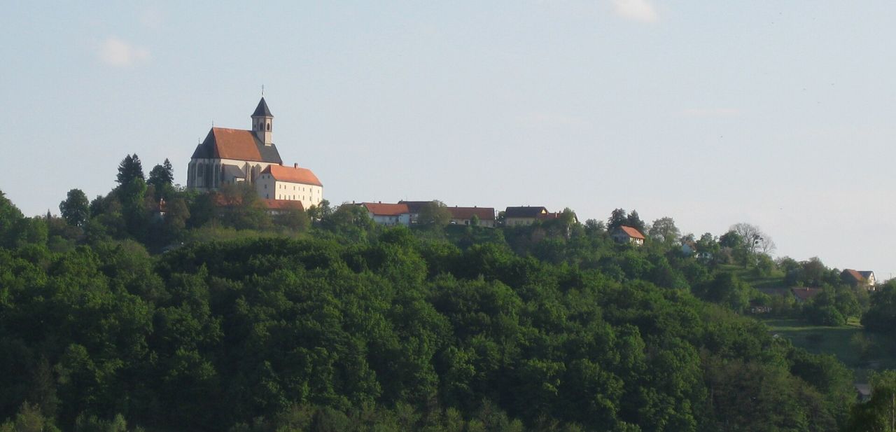 Kdo se znaša nad vozili in ustrahuje obiskovalce na Ptujski Gori?
