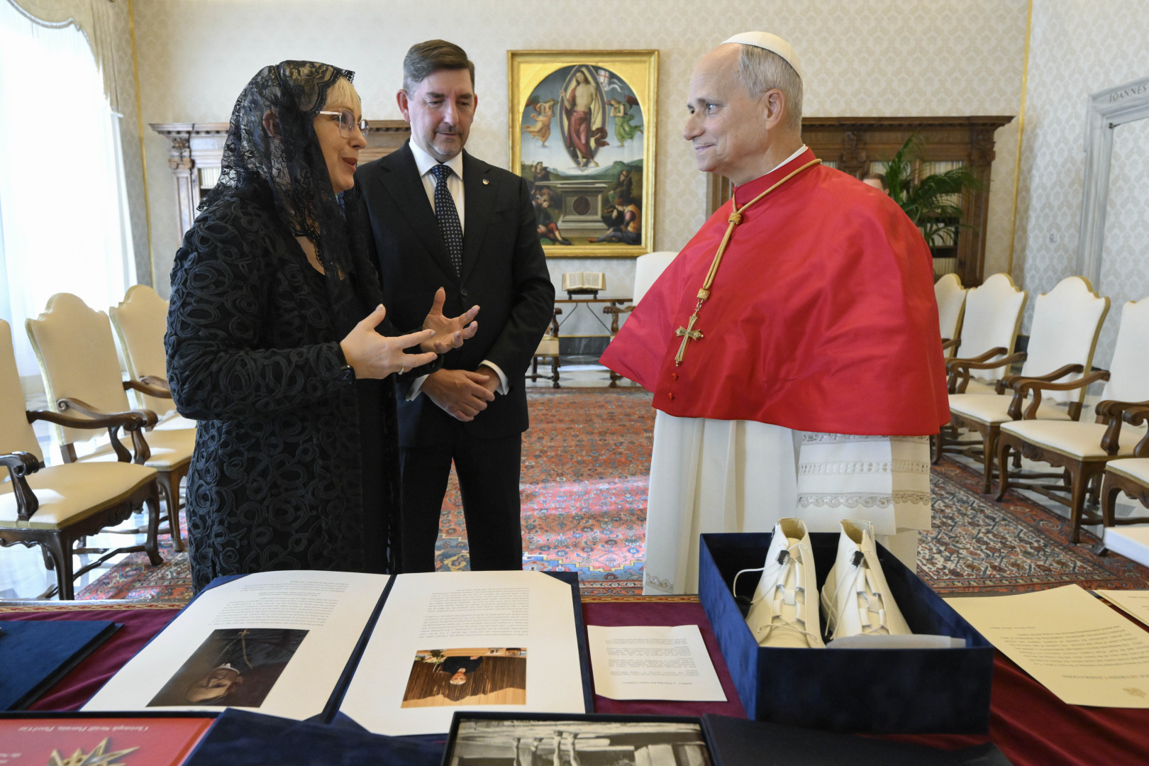 FOTO in VIDEO: Nataša Pirc Musar presenetila papeža s prav posebnim slovenskim darilom