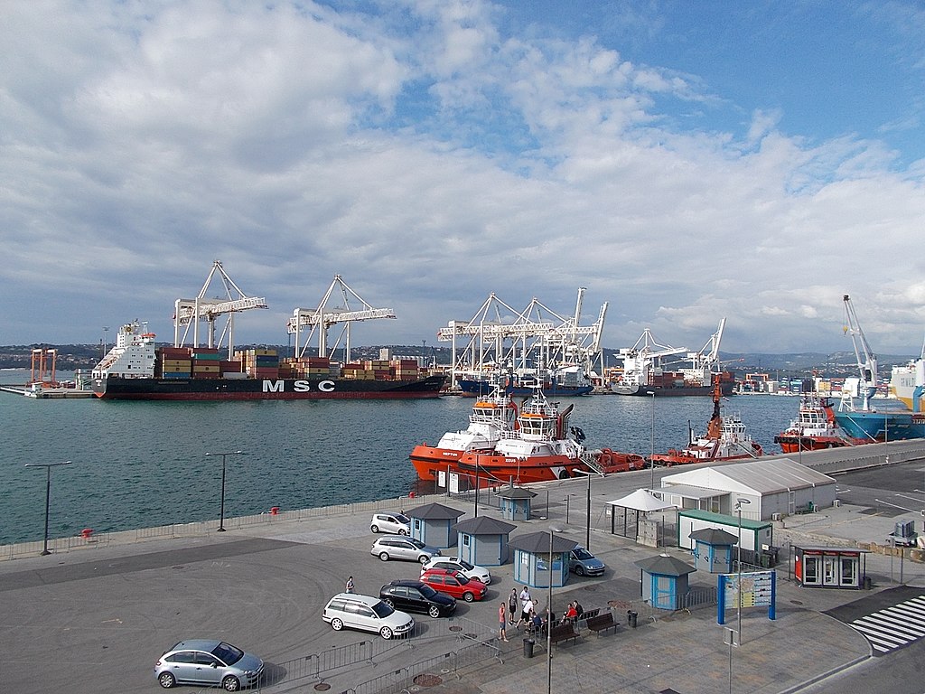 Posledice bomo čutili še vsaj leto dni: Od dražjega bencina do praznih polic