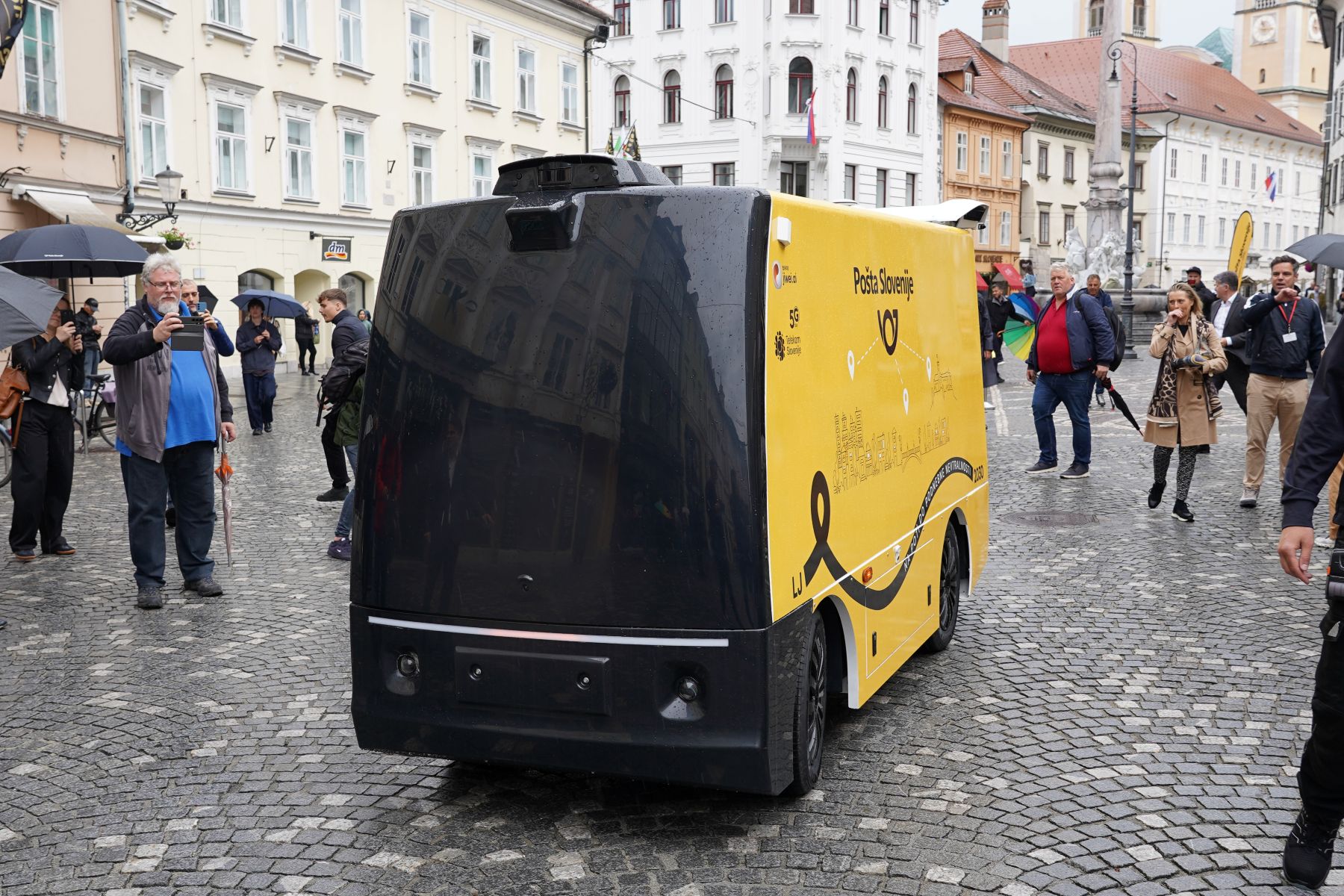 Roboti že 'vozijo' tudi po Mariboru: Kako se bo spremenila dostava paketov?