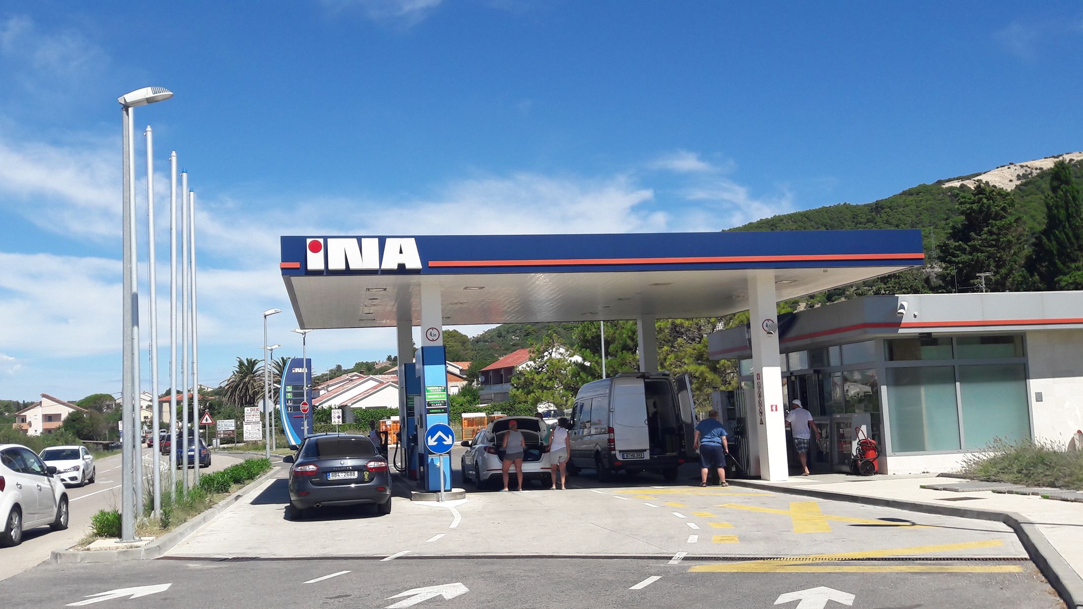 Slovenski vozniki plačujemo več, kot sosedje: Koliko lahko prihranite, če gorivo natočite na Hrvaškem?