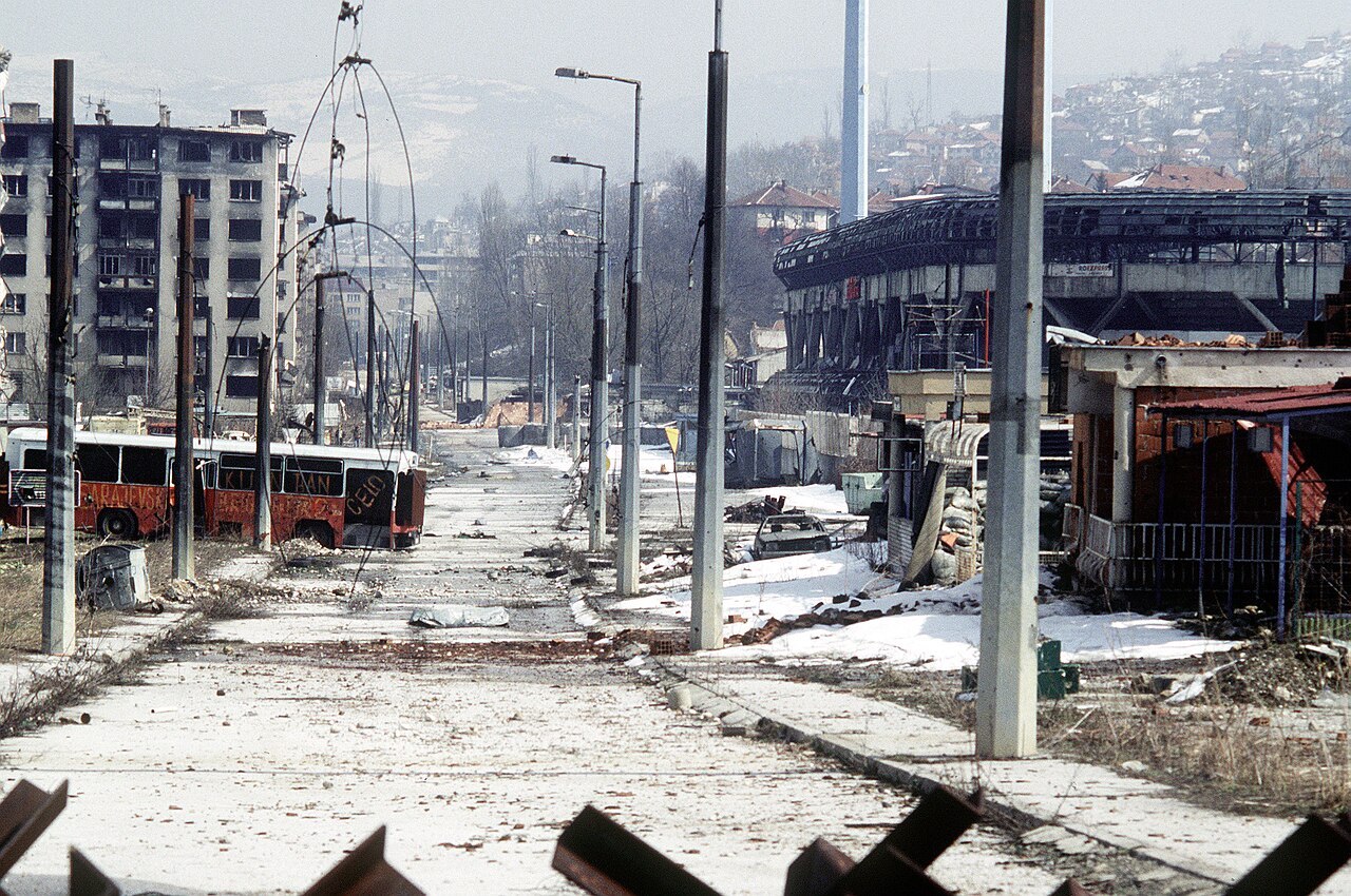 Srhljive trditve o “lovu na ljudi” v Sarajevu: Za streljanje na ženske naj bi plačevali ogromne vsote