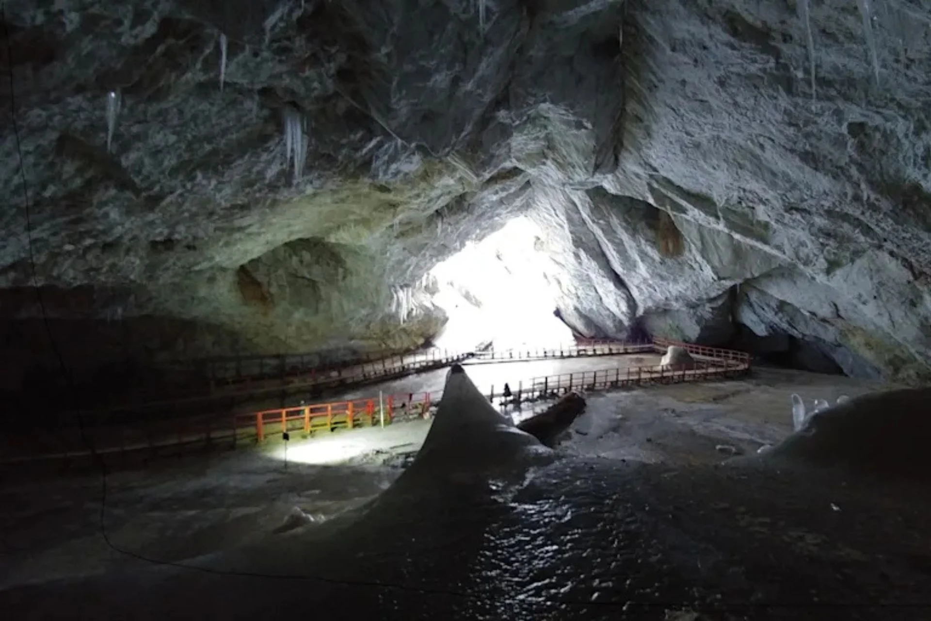 V ledu je bilo zamrznjeno 5000 let: Znanstveniki šokirani ob odkritju v najstarejši ledeni jami Romunije