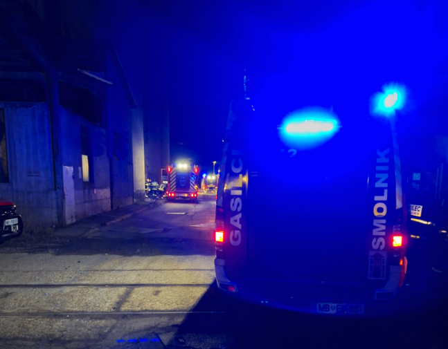 FOTO: V okolici Maribora gorel stroj za mletje plastike, posredovali gasilci