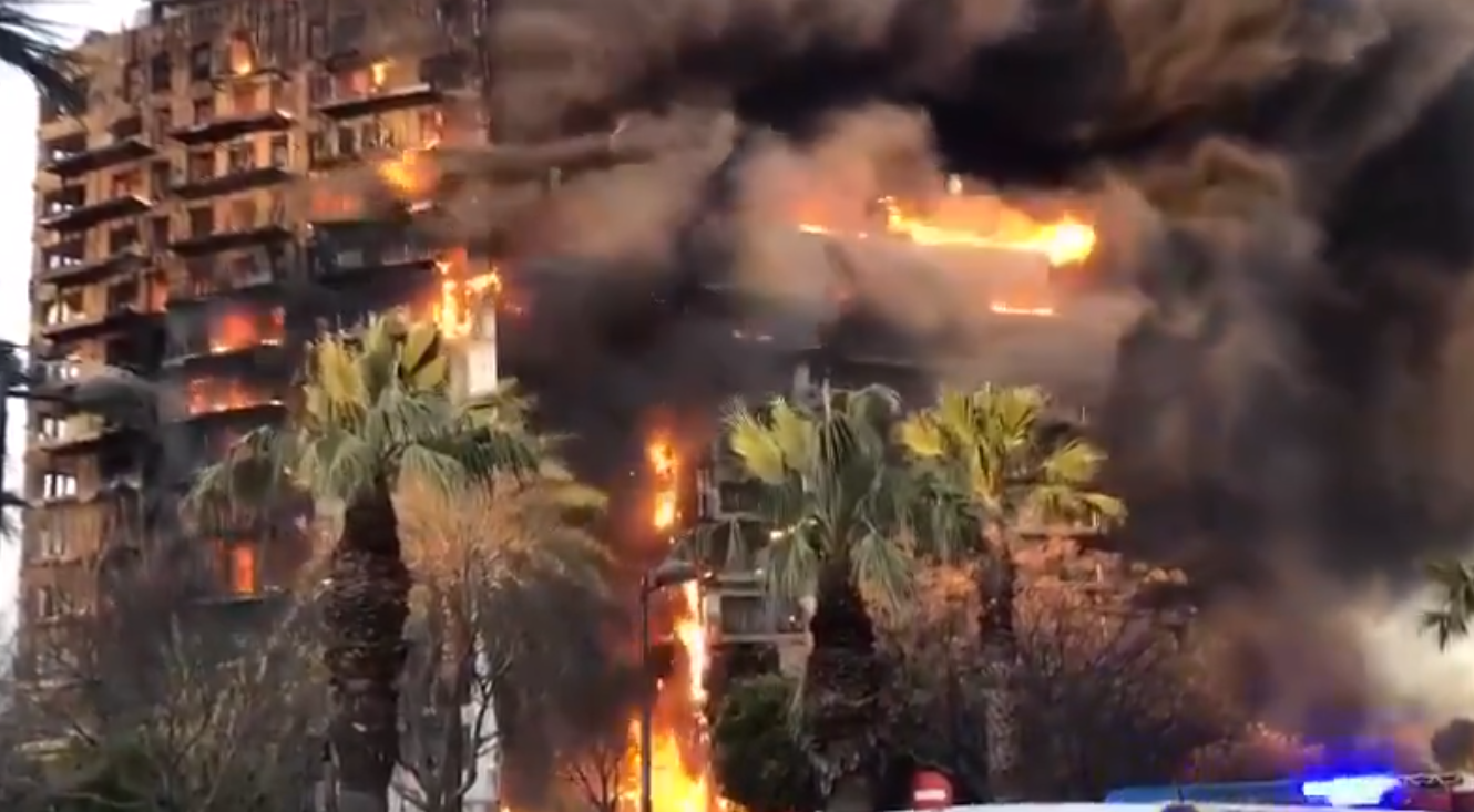 VIDEO: V obsežnem požaru umrli najmanj štirje ljudje, 20 jih pogrešajo