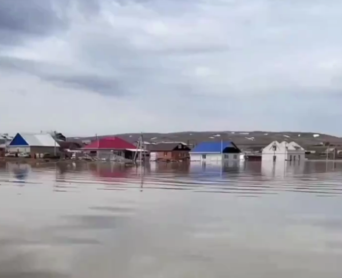 VIDEO: V ruski regiji Orenburg počil jez, več tisoč ljudi evakuirali
