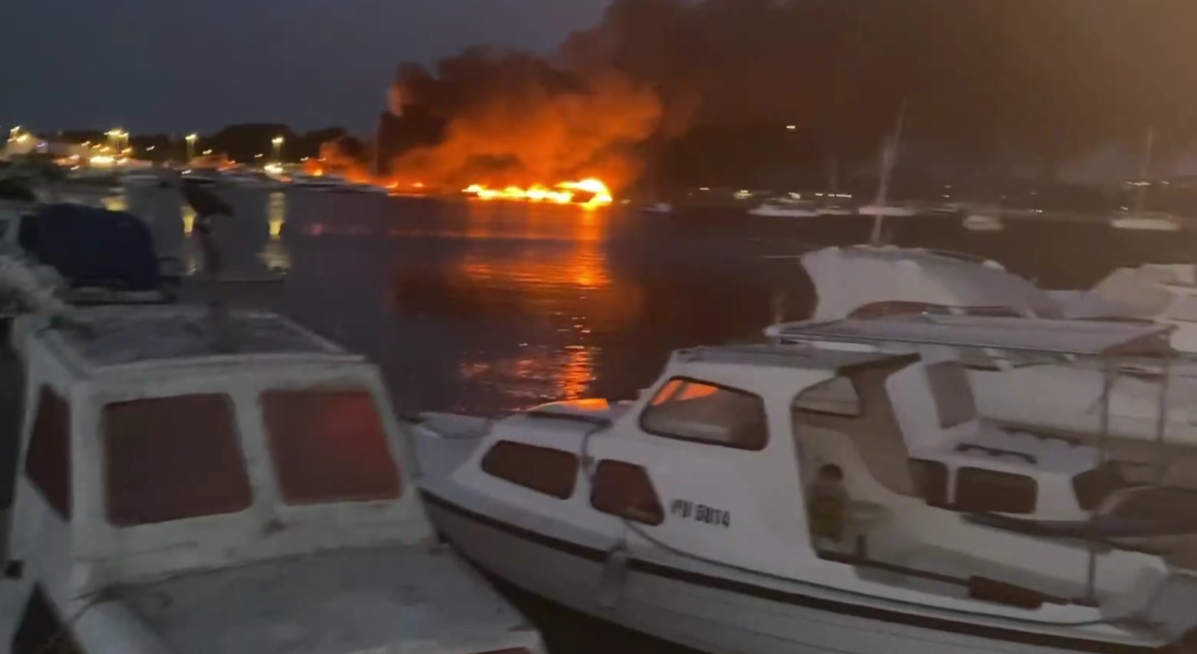 VIDEO: V Medulinu ponoči izbruhnil velik požar, zgorelo 22 plovil