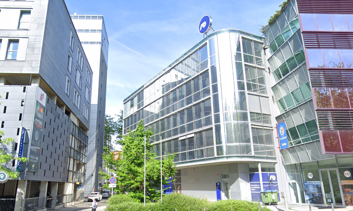 Največja slovenska banka s 1. junijem uvaja velike spremembe: Te storitve se bodo močno podražile