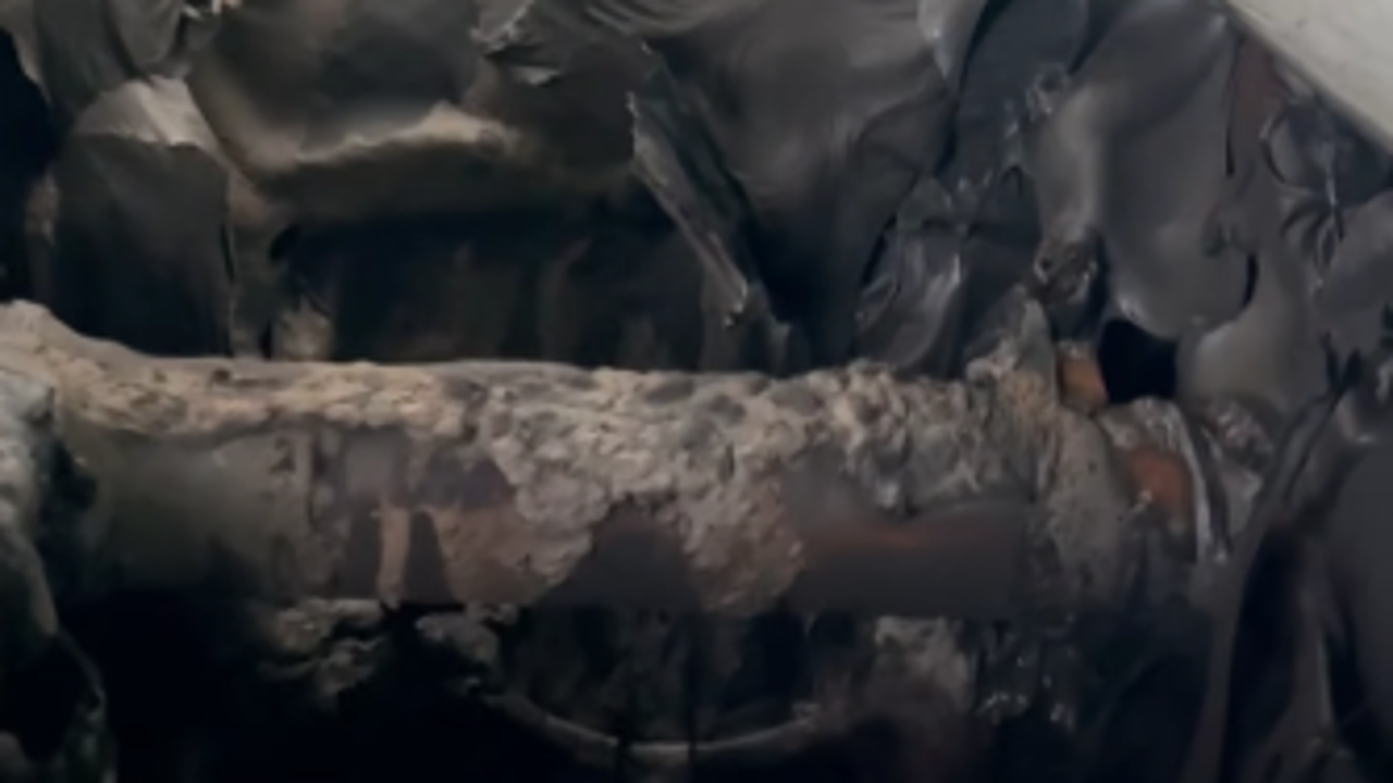 VIDEO: Znanemu slovenskemu pevcu popolnoma zgorelo vozilo