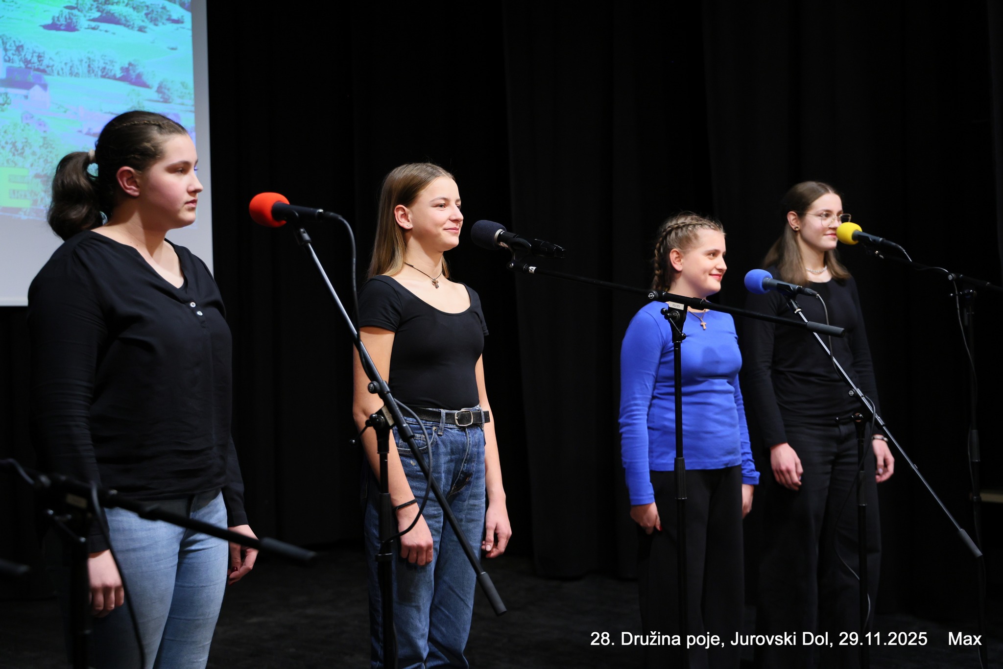 Pojoče družine in skupine navdušile obiskovalce v Jurovskem Dolu