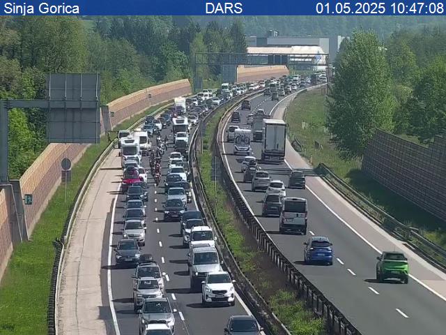 Na slovenskih cestah bo danes pestro, že od jutra nastajajo zastoji
