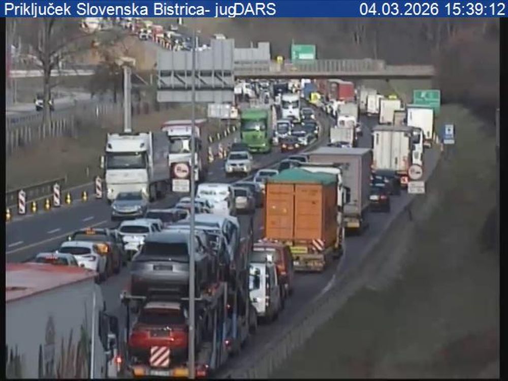 Vozniki, pozor: Štajerska avtocesta zaprta zaradi gorečega vozila