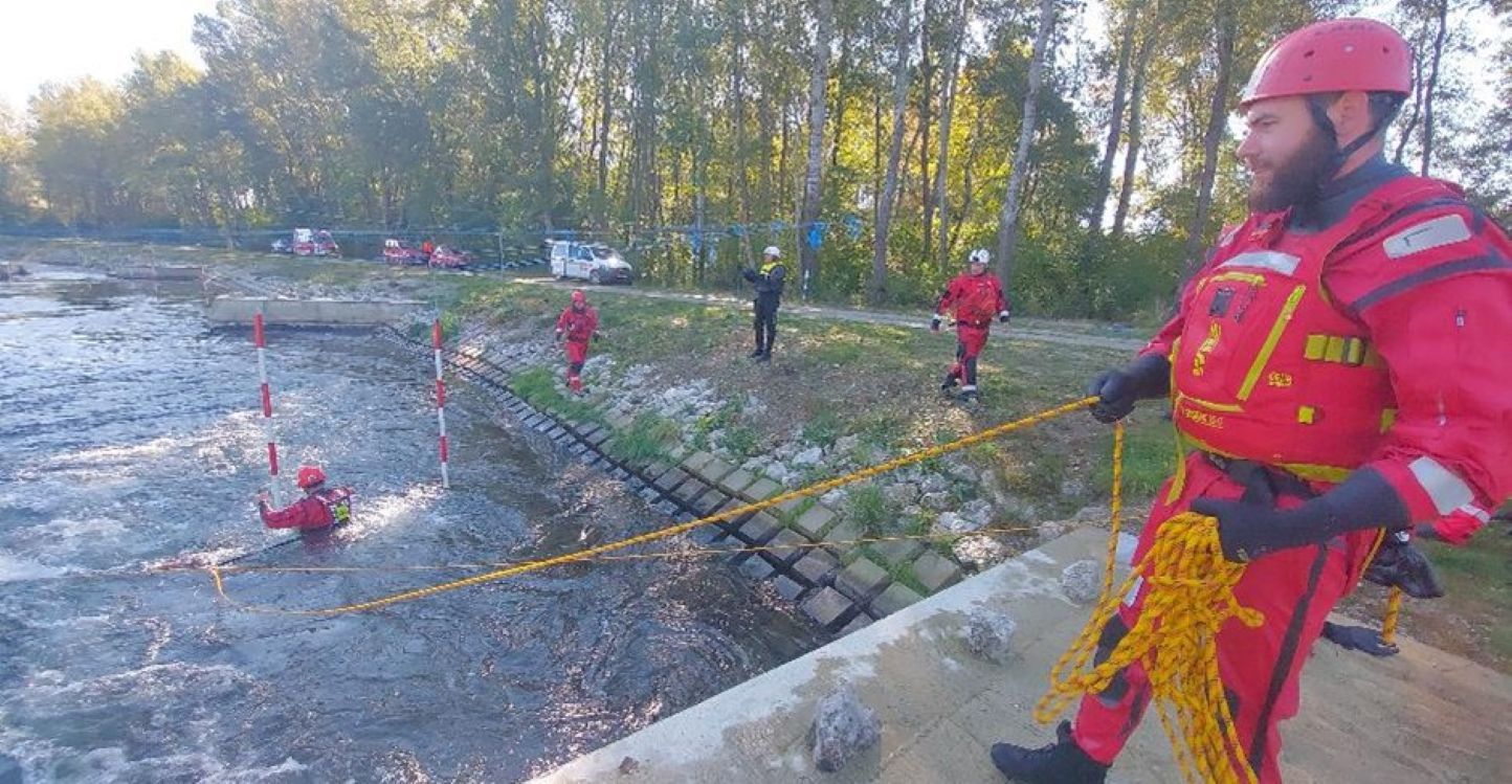 Reševanje iz Drave: Na delu 5 mariborskih in 8 čakovskih gasilcev