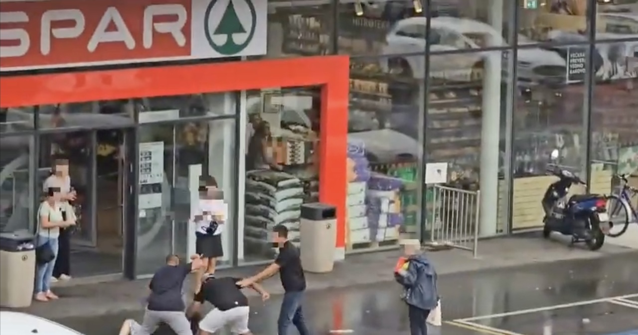 VIDEO: Sredi belega dne je pred Sparom v Mariboru skupina moških pretepla taksista in pobegnila