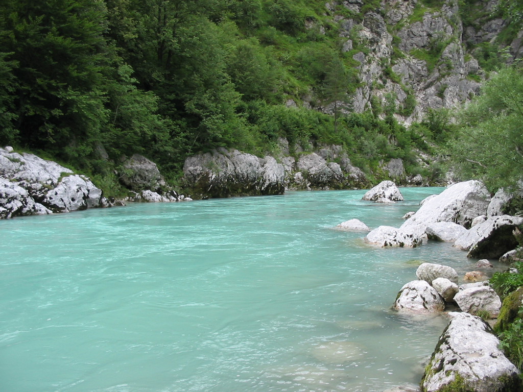 Soča odnesla ribiča, težki škornji so ga potegnili pod vodo: Življenje mu je rešil pogumen občan