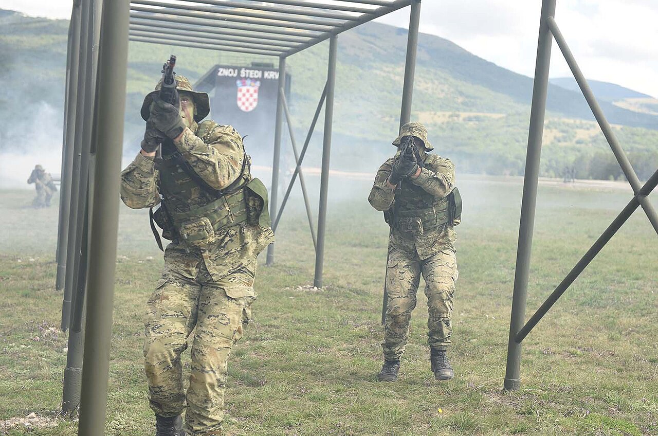 Hrvati bodo morali na obvezno vojaško usposabljanje