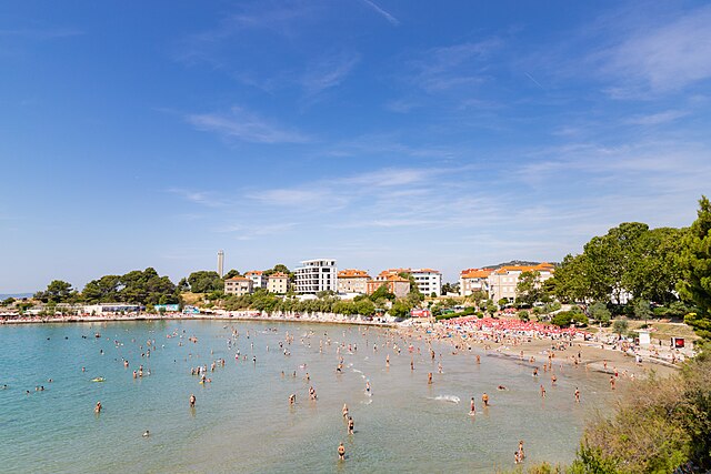 Hoja po priljubljeni hrvaški plaži kar po fekalijah