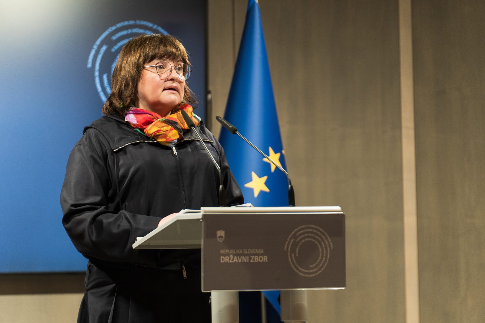 Poslanka prejema hude grožnje: Je odkrila preveč o tem, kam gre naš davkoplačevalski denar?