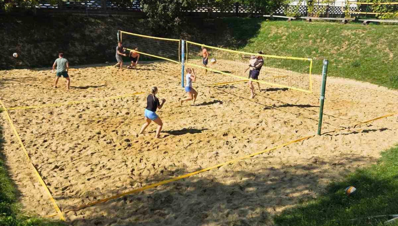 Rekreativci zavzeli igrišča na Fontani, dve dekleti prišli vse do polfinala (FOTO)