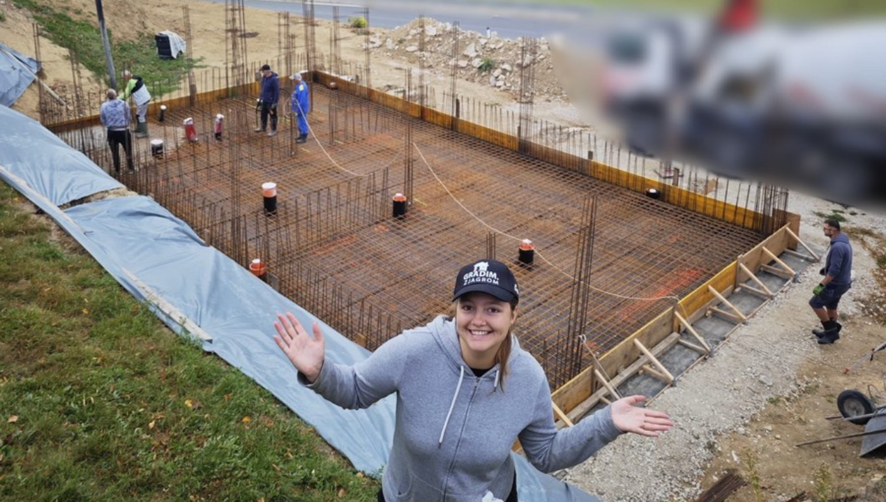 Temeljna plošča je končana: Ana s podporo Trgovin Jager nadaljuje gradnjo