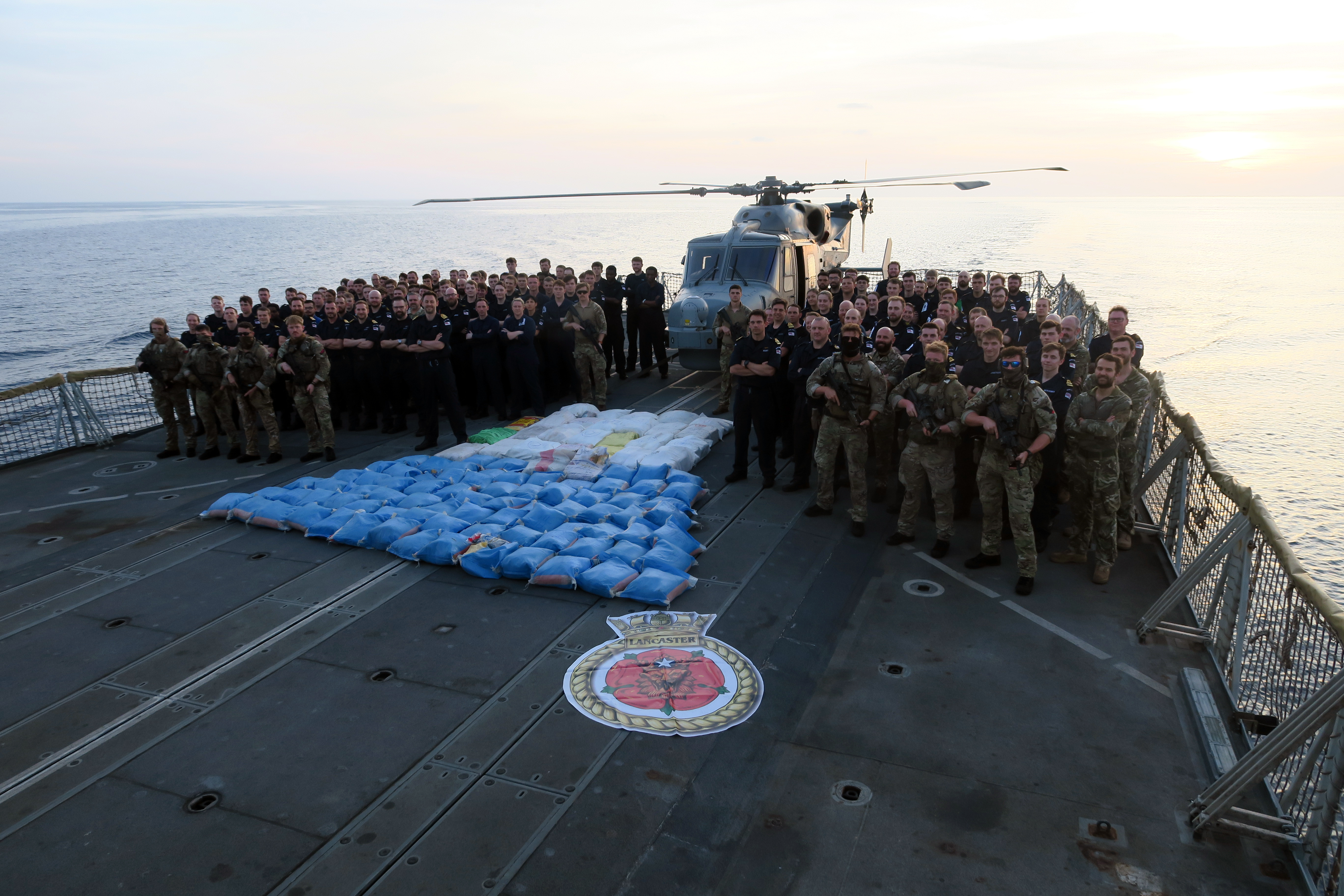 Britanska mornarica zasegla 3,7 tone drog, 2 toni pa so že uničili