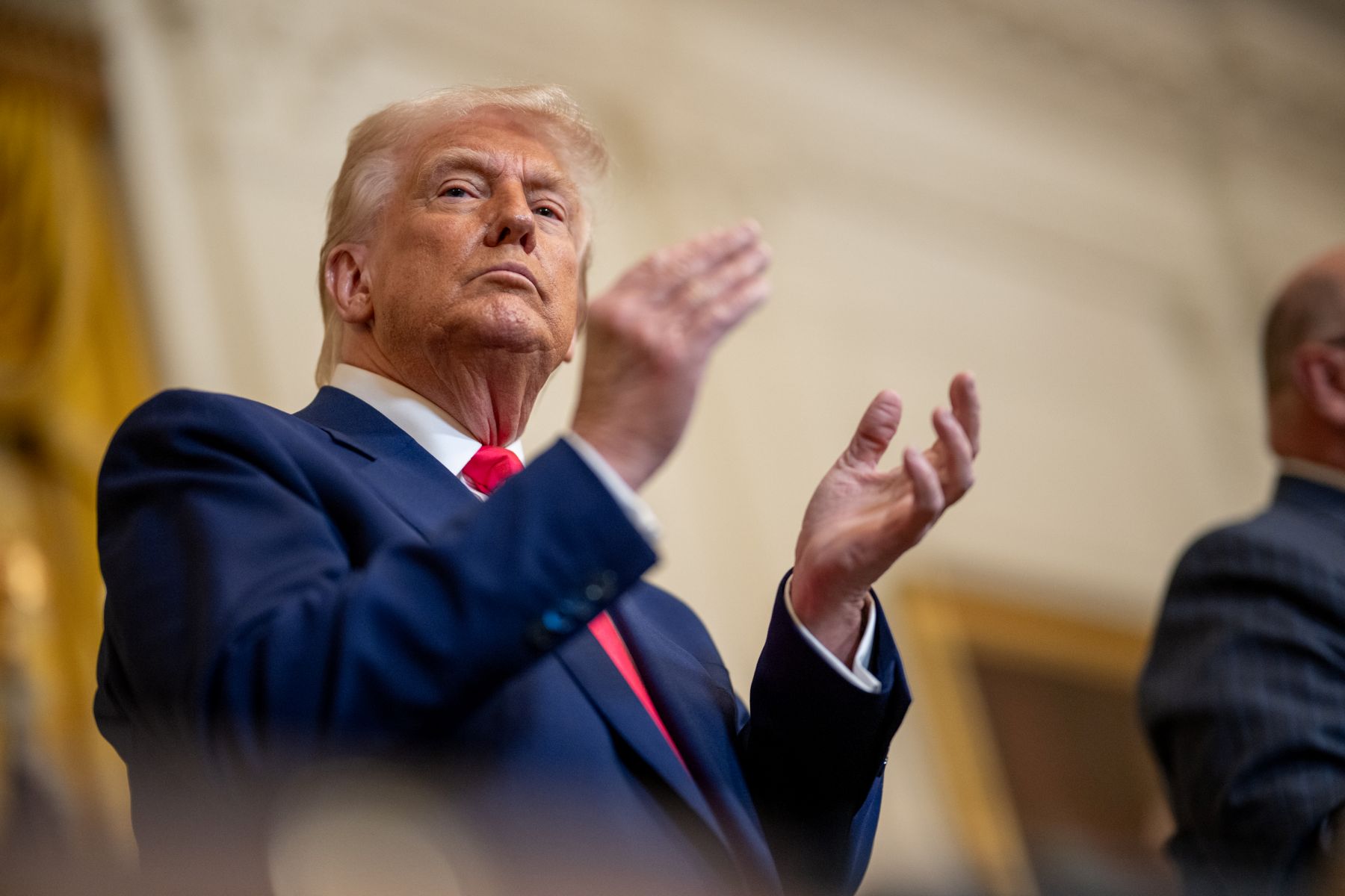 Trump pripravljen sesti za mizo s Putinom in Zelenskim