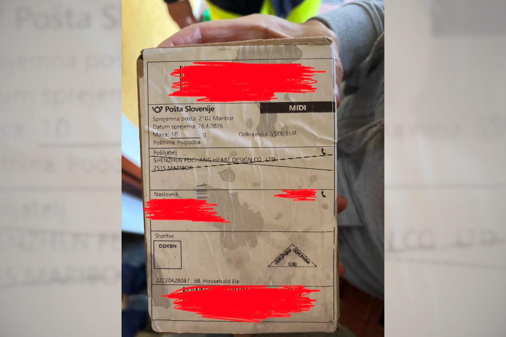 Če na vratih zagledate takšen paket, ga takoj zavrnite: Mnogi so že ostali brez denarja