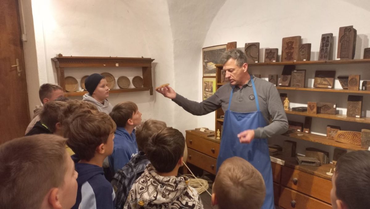 325 let znanja, ki se prenaša iz roda v rod: Kako ena družina ohranja pozabljeno obrt