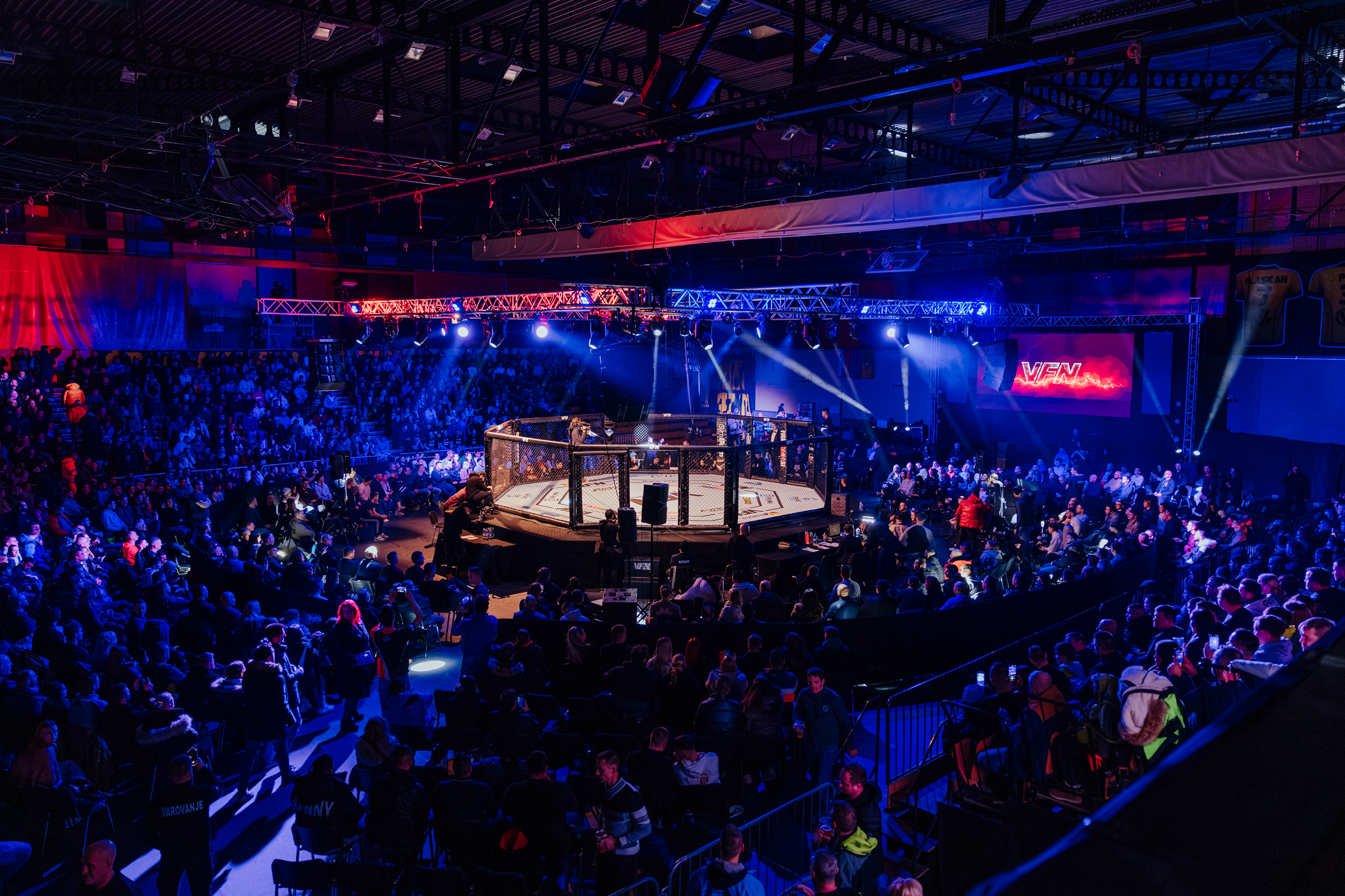 Od brutalnih udarcev do taktičnih mojstrovin: MMA je šport, ki očara z dinamiko in raznolikostjo