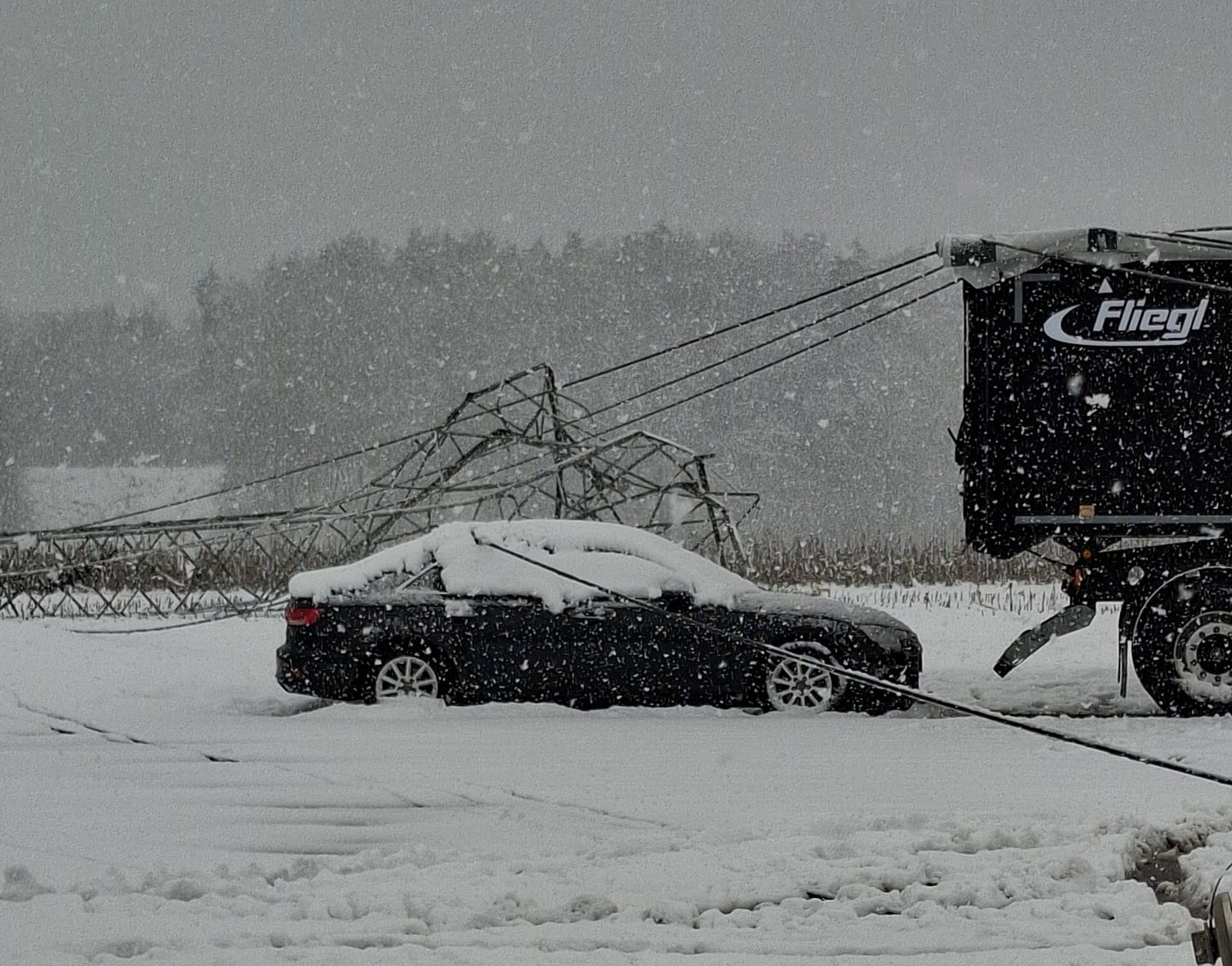 Po snegolomu brez elektrike še vedno 3.000 gospodinjstev