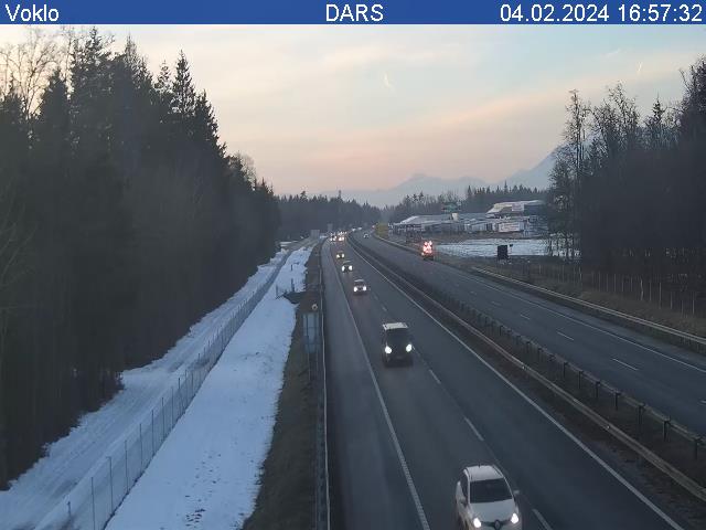 S kombijem zapeljal v jarek, avtocesta bila dolgo zaprta