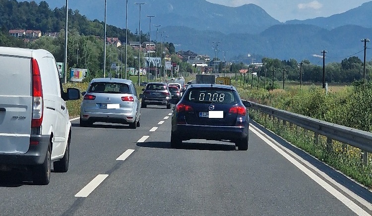 Ste tudi vi opazili to nenavadno vozilo? Ne boste verjeli, čemu služi