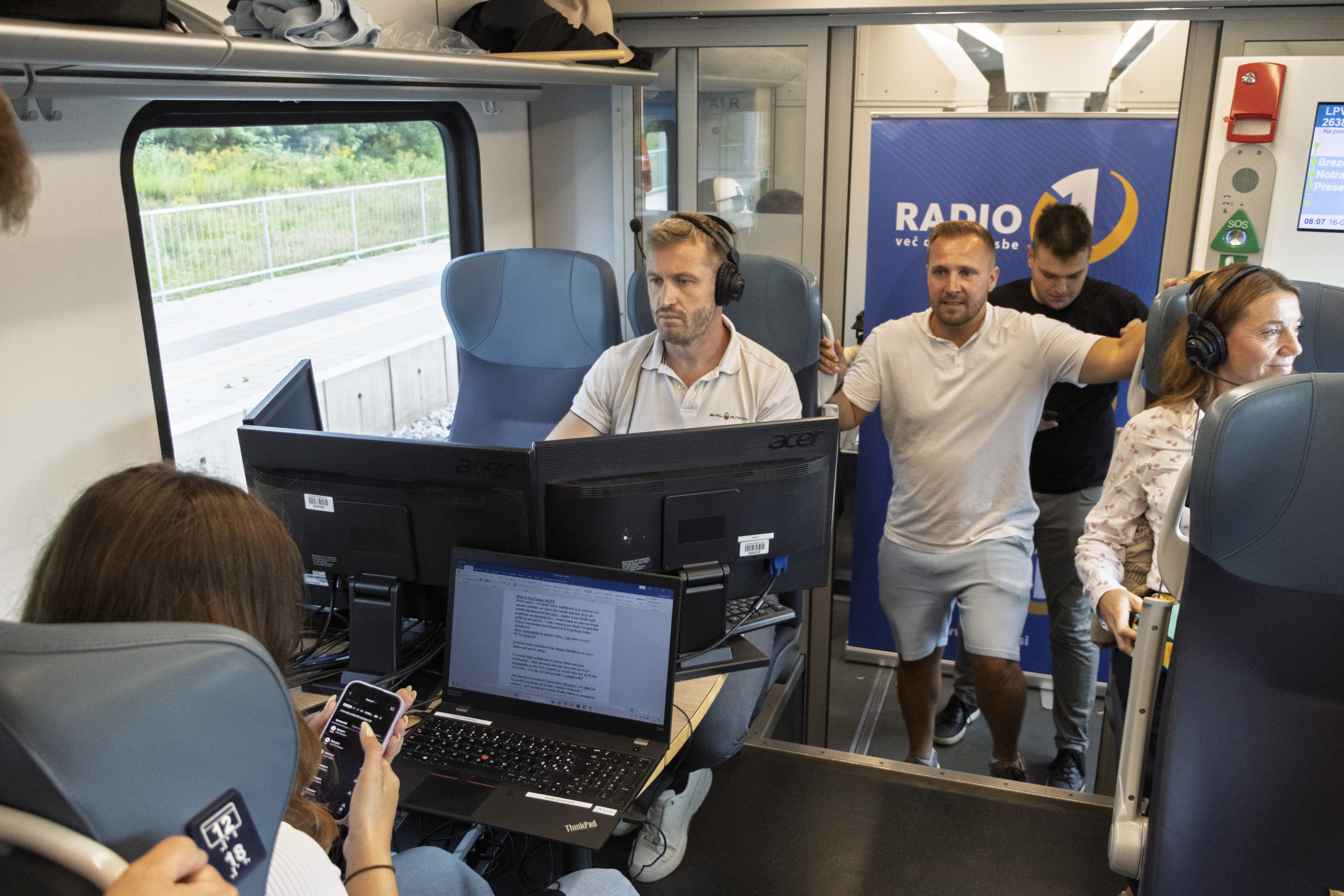Denis Avdić in Radio 1 oddajali kar z vlaka