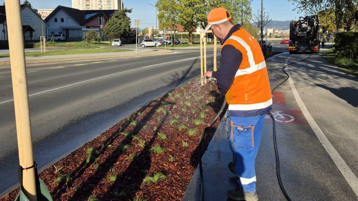 Se vam zdijo površine v Mariboru zanemarjene? Poglejte, kaj počnejo delavci (Delajo tudi ponoči)