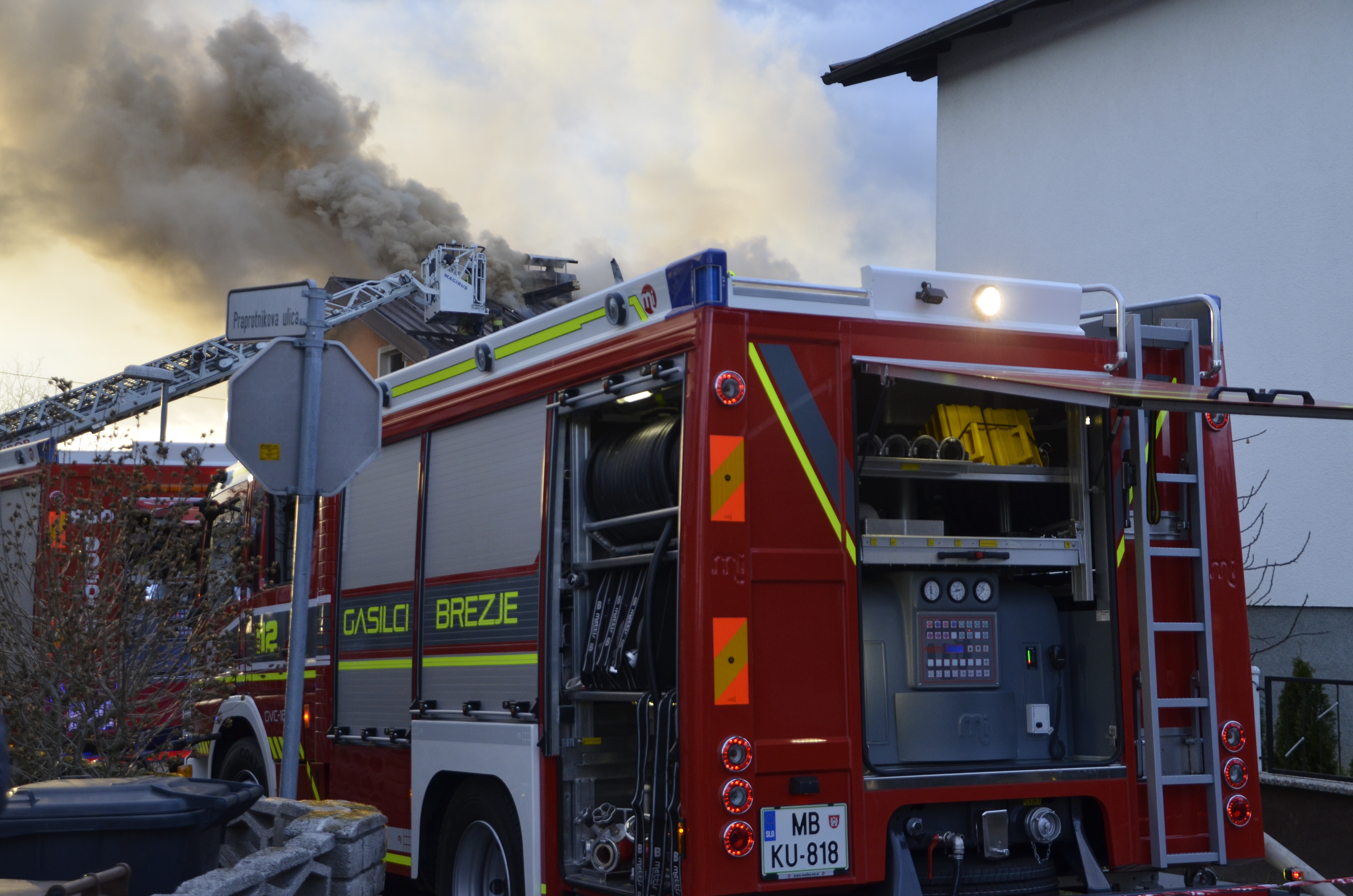 Požar v bloku v Mariboru: Gasilci rešili poškodovano osebo