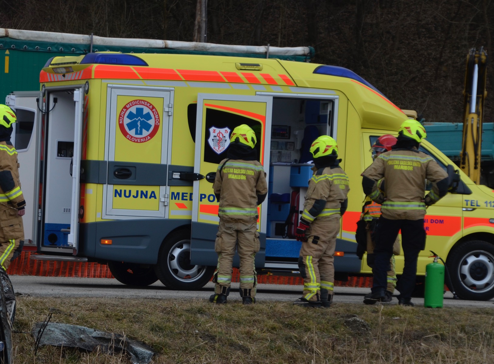 Hujša prometna nesreča: Trčila avtobus in osebno vozilo