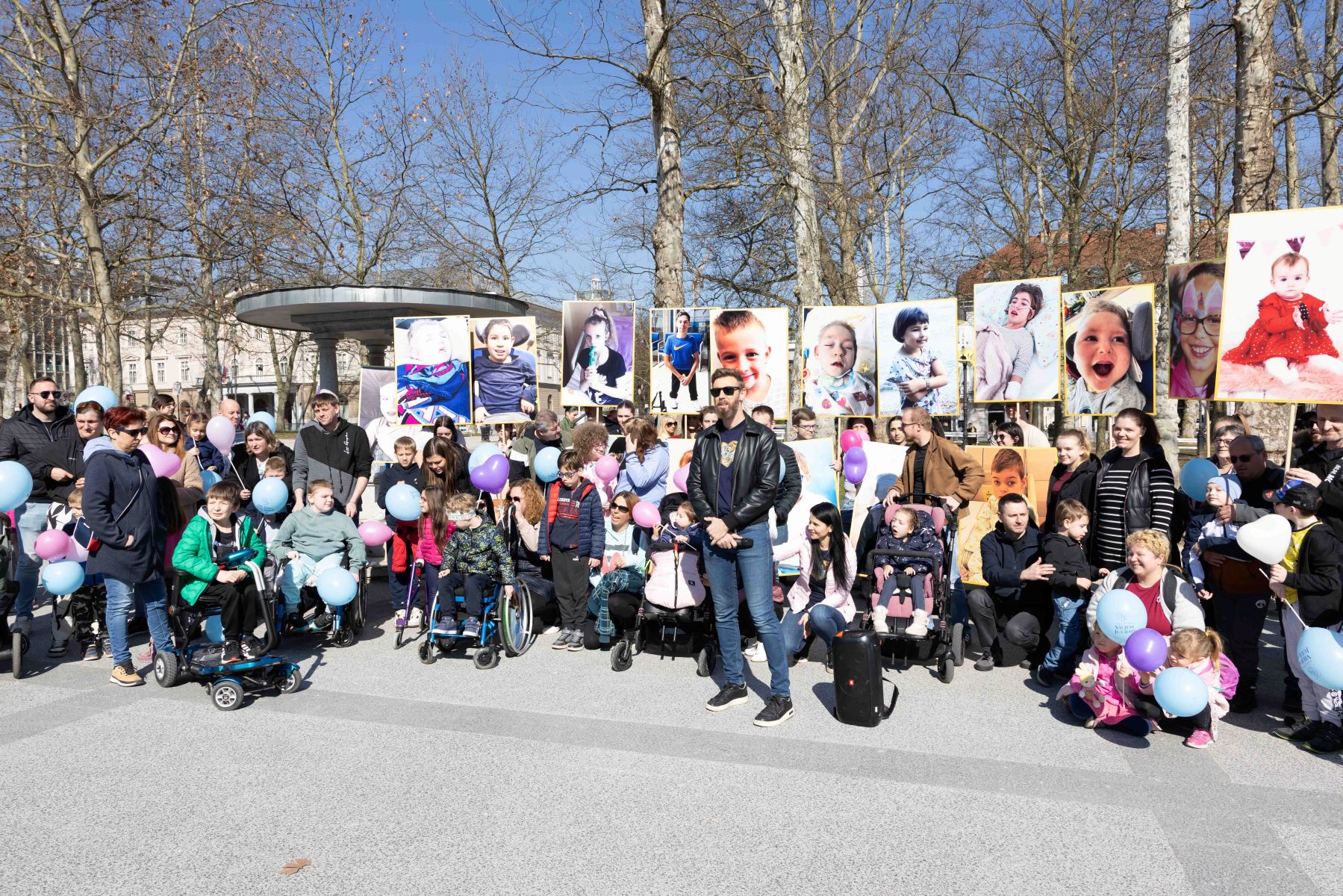 Nosili so fotografije otrok, ki niso mogli hoditi: Družba jih mora slišati in razumeti