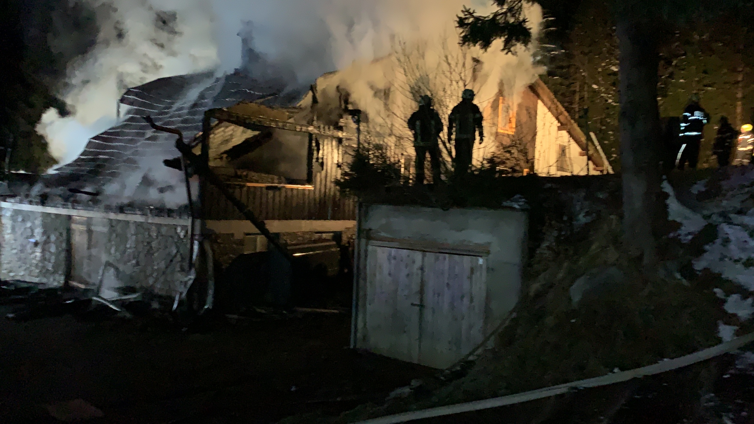 FOTO in VIDEO: Gasilci še vedno bijejo bitko z ognjem na Osankarici
