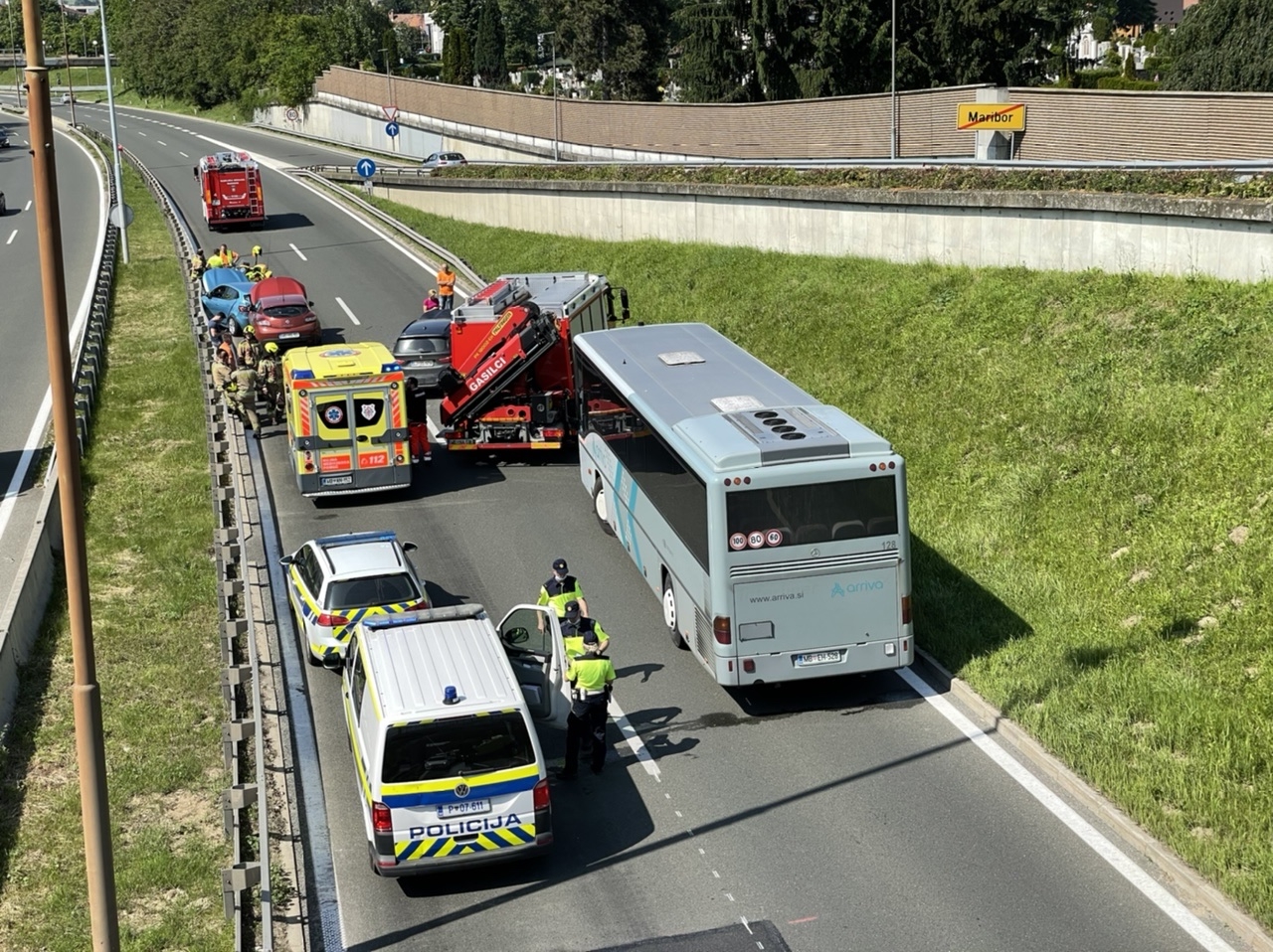 FOTO: Zaradi verižnega trčenja hitra cesta skozi Maribor zaprta