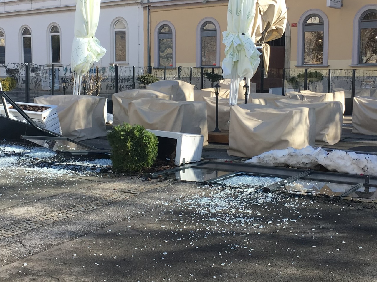 FOTO: Veter v Mariboru uničil ogrado lokala v centru mesta