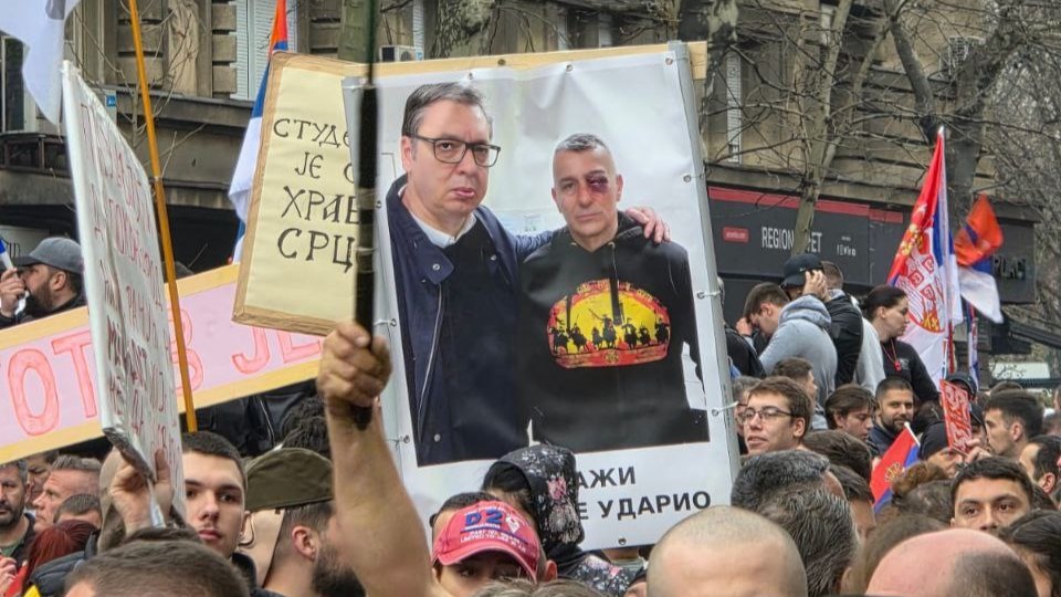 Šok v Beogradu: Protestniki trdijo, da je bil uporabljen prepovedan zvočni top