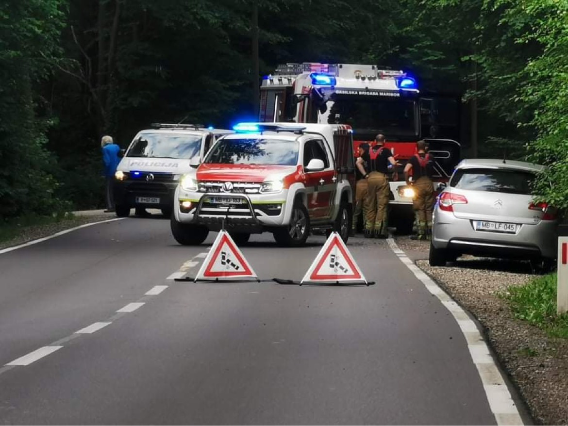 FOTO: Na Tezenski ulici gasilci voznico rešili s tehničnim posegom