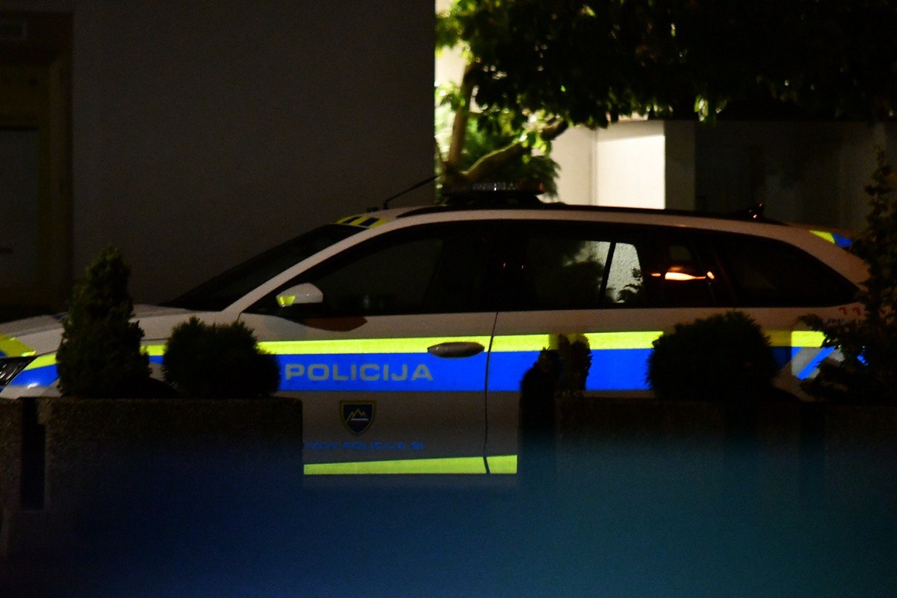 Neregistriran avto, tuje tablice in brez vozniške: Alkotest pokazal kar 1,65 mg/l