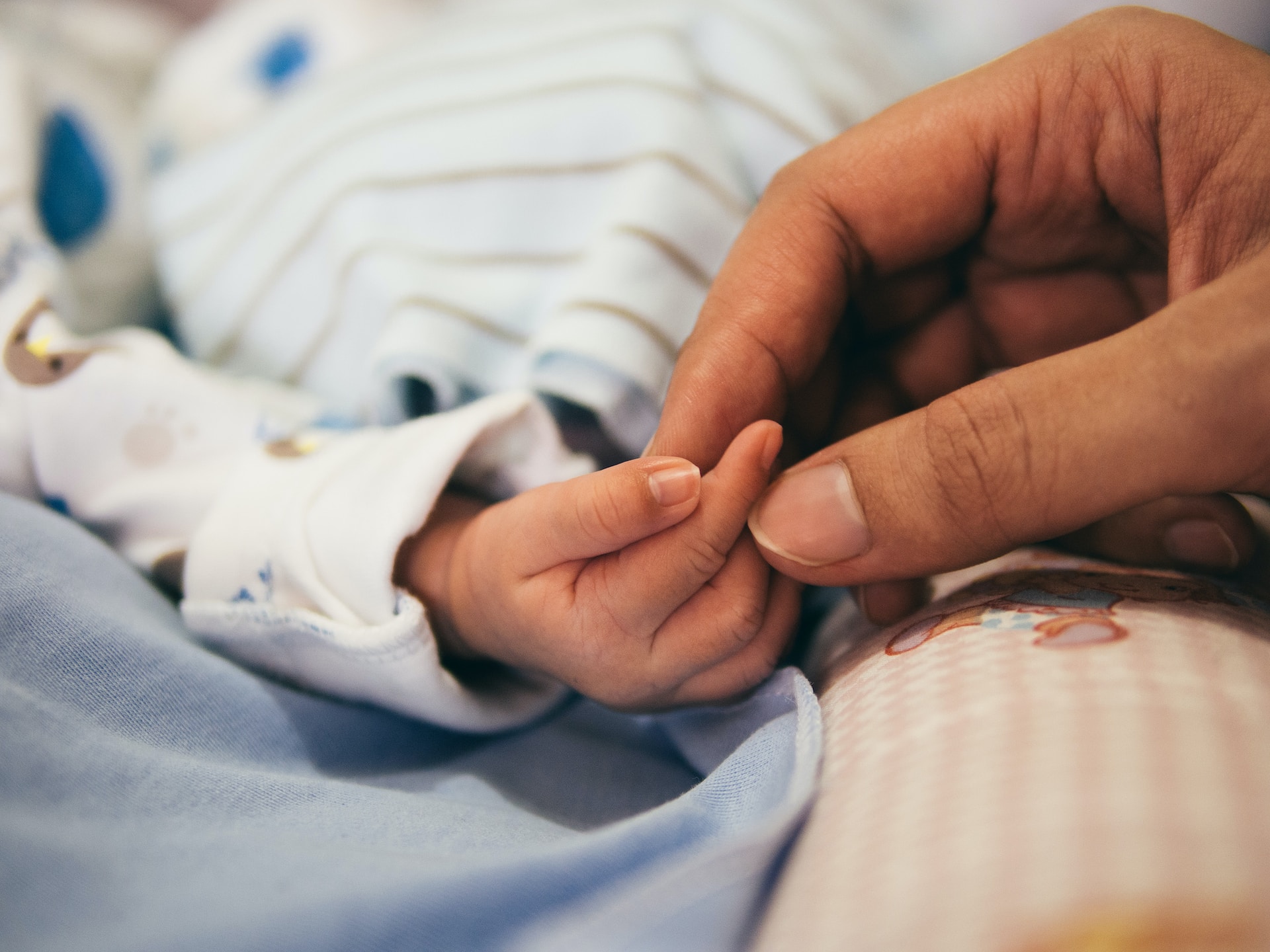 Sredi pravne bitke glede zdravljenja umrla hudo bolna dojenčica