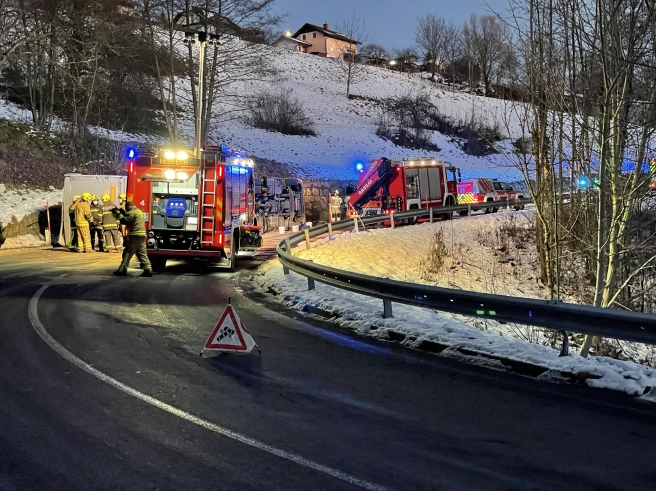 FOTO: V včerajšnji nesreči tovornega vozila v Šentilju ena oseba utrpela poškodbe