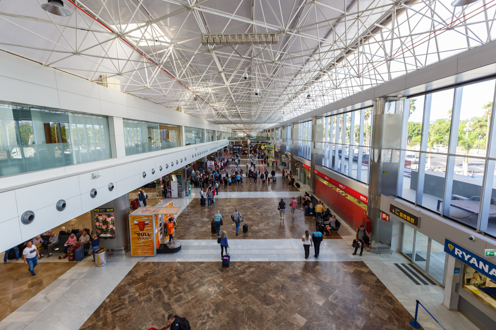 80-letnik se je poskušal vkrcati na letalo z ženinim truplom