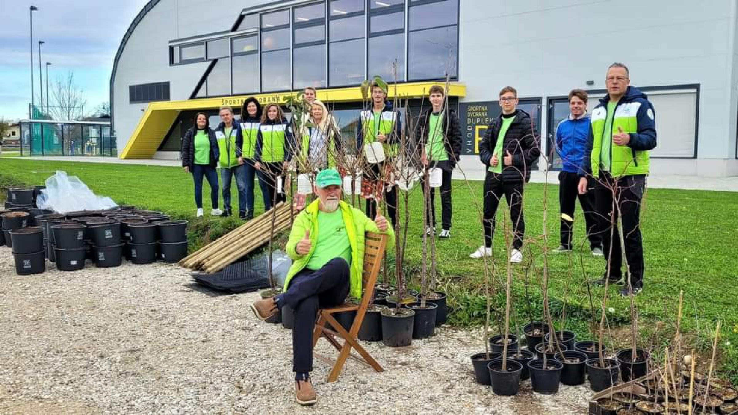 FOTO: V Dupleku znova razdelili sadike medonosnih dreves